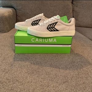 Mens 8.5 Cariuma. New in the box never worn.